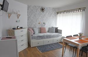 una piccola camera con letto e tavolo di Penzion Tuček Adršpach ad Adršpach