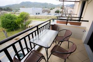 un tavolo e sedie su un balcone con vista di Malamatenia House a Sárti