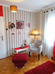 - un salon avec une chaise et une table dans l'établissement Two Rivers Apartment, à Belgrade