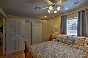 Un dormitorio con una cama y un ventilador de techo. en Peaceful Apt 7 Mi to Withlacoochee State Forest!, en Floral City