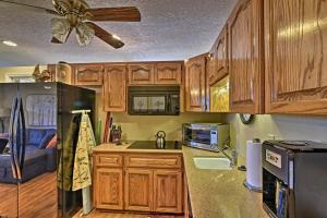 cocina con armarios de madera y ventilador de techo en Peaceful Apt 7 Mi to Withlacoochee State Forest!, en Floral City 16 fotos más