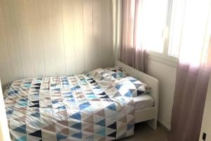 - une petite chambre avec un lit dans une fenêtre dans l'établissement Bel appartement T3 Mourillon à 5 min des Plages - vue mer, à Toulon