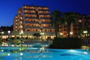 Бассейн в Aparthotel Holiday или поблизости