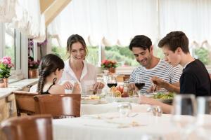 Гости Aparthotel Holiday