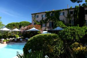 um resort com piscina e um edifício em Mas De Chastelas em Saint-Tropez