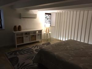 シラクーサにあるA Casa di Valeのベッドルーム1室(ベッド1台、テーブル、窓付)