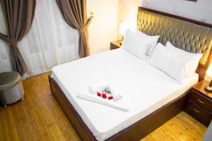 Una cama o camas en una habitación de Golden Palace Hotel
