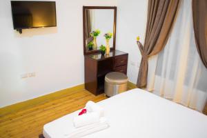 Una cama o camas en una habitación de Golden Palace Hotel