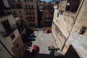 an overhead view of a parking lot between two buildings at GRAN CANCELLIERE Apartments in Palermo