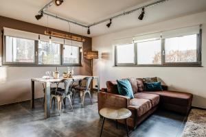a living room with a couch and a table at K & N Appartement à 1 km du circuit in Francorchamps