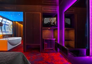 TV a/nebo společenská místnost v ubytování ALFA HOTEL