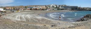 una playa con gente en la arena y el océano en Monte del Moro en San Agustin