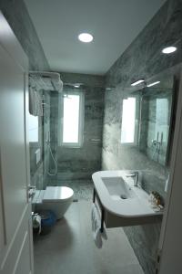 ein Badezimmer mit einem Waschbecken, einer Badewanne und einem WC in der Unterkunft Elite in Pogradec
