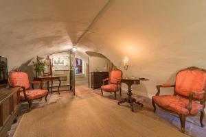 a room with red chairs and a table in a tunnel at Logement Swaenenvecht in Utrecht