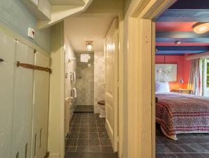 a hallway to a bedroom with a bed and a bathroom at Logement Swaenenvecht in Utrecht