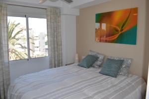 Cama ou camas em um quarto em Alicante Beach Front Primera Fila
