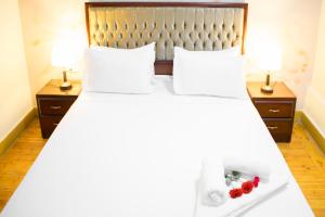 Una cama o camas en una habitación de Golden Palace Hotel