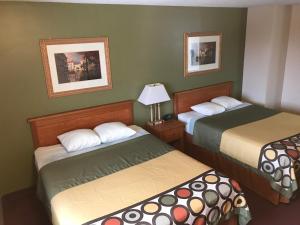 Tempat tidur dalam kamar di Heartland Hotel & Suites