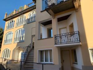 ロカルノにあるLocarno Centro Apartmentsの階段とバルコニー付きの建物