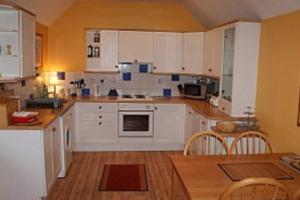 Una cocina o cocineta en Harleyburn Cottages - Stables and Saddlery