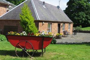 Zahrada ubytování Harleyburn Cottages - Stables and Saddlery