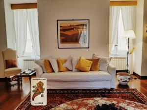 ein Wohnzimmer mit einem weißen Sofa und gelben Kissen in der Unterkunft Casa Vacanze Pizzofalcone 41b in Neapel