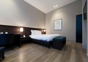 Uma cama ou camas num quarto em Hotel Messeyne