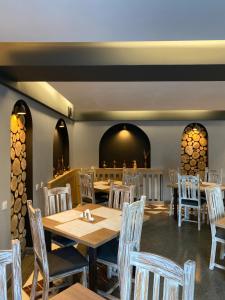 une salle à manger avec des tables et des chaises en bois dans l'établissement Roberto Hotel, à Sinaia