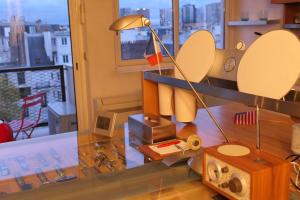 Ένα ή περισσότερα κρεβάτια σε δωμάτιο στο eiffel tower studio lacoste