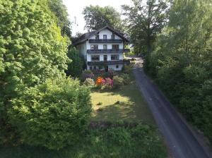 een luchtzicht van een huis in het midden van een weg bij Pension Fernblick in Sankt Oswald