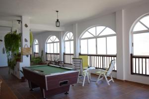 Villa Altos de Santiago tesisinde bir bilardo masası