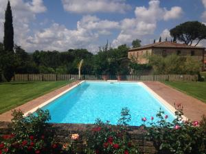 Bazén v ubytovaní villa San Fabiano with heated pool alebo v jeho blízkosti
