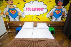 Postel nebo postele na pokoji v ubytování Pop Art Hostel Rynok Sq