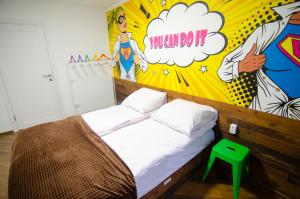 Postel nebo postele na pokoji v ubytování Pop Art Hostel Rynok Sq