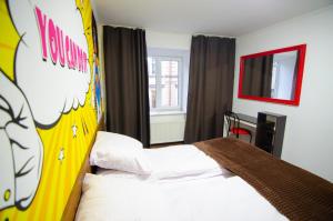 Postel nebo postele na pokoji v ubytování Pop Art Hostel Rynok Sq