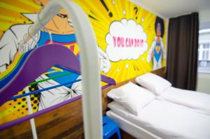Postel nebo postele na pokoji v ubytování Pop Art Hostel Rynok Sq