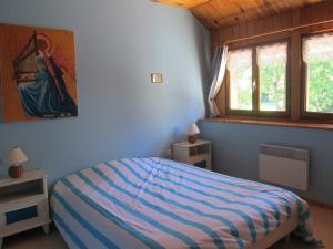 ein Schlafzimmer mit einem Bett und einem Wandgemälde in der Unterkunft gite 9 places La Dolèze in La Sommette