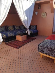 En eller flere senger på et rom på Riad Zinnha
