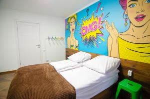 Postel nebo postele na pokoji v ubytování Pop Art Hostel Rynok Sq