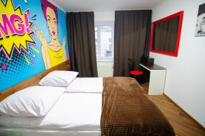 Postel nebo postele na pokoji v ubytování Pop Art Hostel Rynok Sq