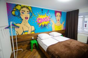 Postel nebo postele na pokoji v ubytování Pop Art Hostel Rynok Sq
