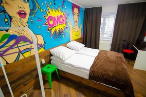 Postel nebo postele na pokoji v ubytování Pop Art Hostel Rynok Sq