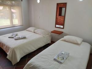 2 Betten nebeneinander in einem Zimmer in der Unterkunft Villa Fortuna in Villa de Leyva
