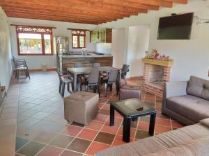 een woonkamer met een bank en een tafel bij Villa Fortuna in Villa de Leyva