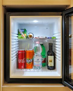 um frigorífico cheio de bebidas e garrafas de álcool em B&B Il Bacio di Napoli em Nápoles