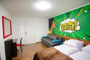 Postel nebo postele na pokoji v ubytování Pop Art Hostel Rynok Sq
