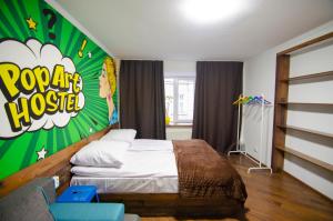 Postel nebo postele na pokoji v ubytování Pop Art Hostel Rynok Sq