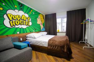 Postel nebo postele na pokoji v ubytování Pop Art Hostel Rynok Sq