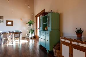 kuchnia z zieloną lodówką i stołem w obiekcie Agriturismo Da Zeffi w mieście Spresiano