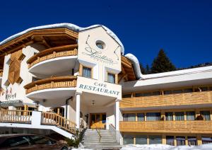 a building with a ski resort sign on it at Landhaus Paradies Samnaun Spiss in Spiss
